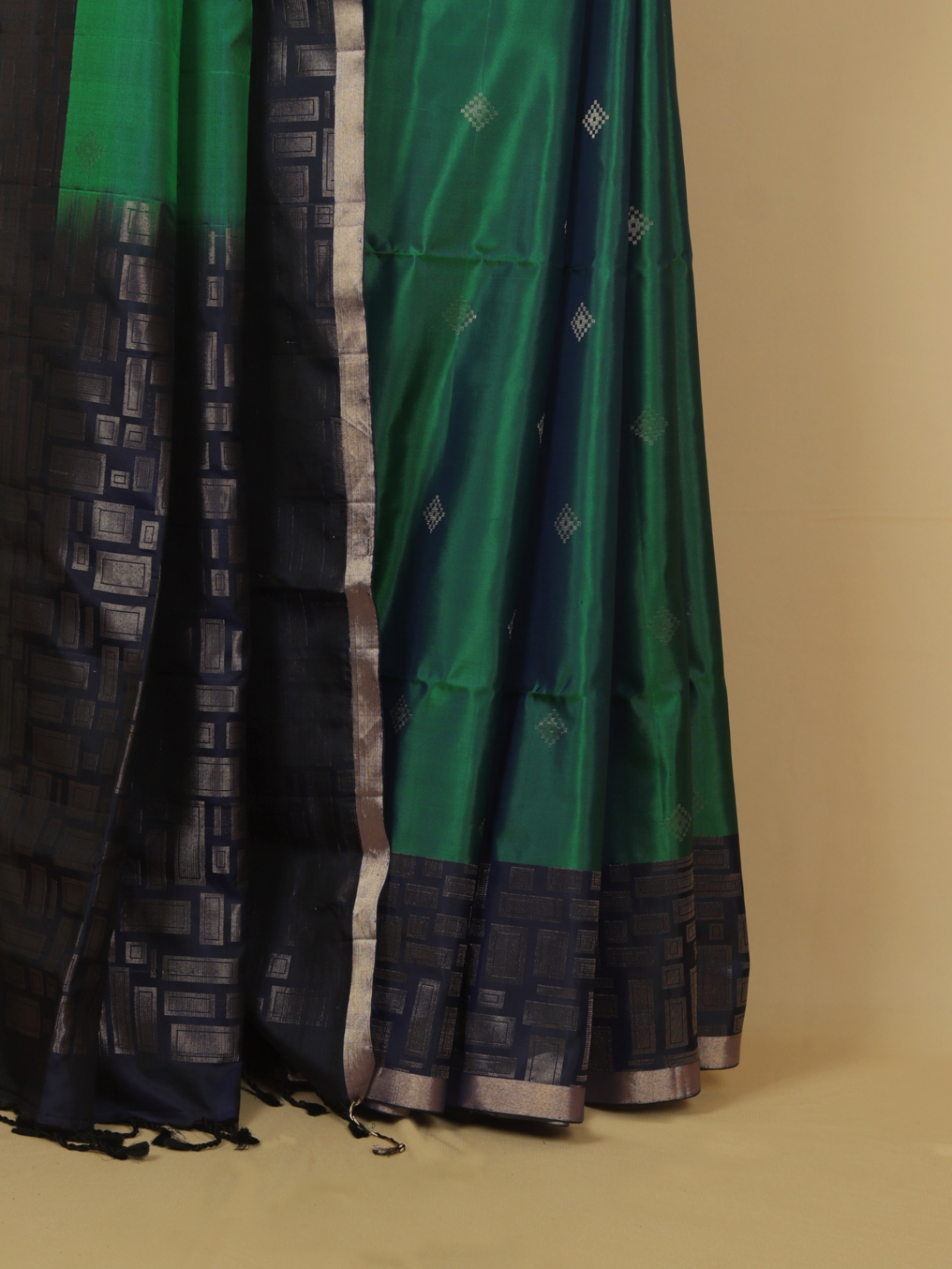Two tone green soft silk handwoven kanjivaram saree